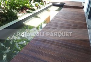pemasangan decking kayu bengkirai di halaman rumah