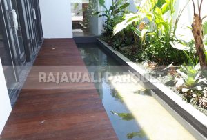 pemasangan decking kayu bengkirai di halaman rumah
