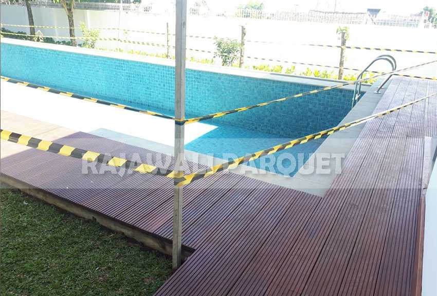 pemasangan lantai kayu di kediaman bapak Ahmad Heryawan gubernur jawa barat