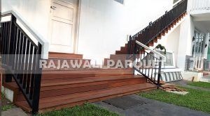 pemasangan lantai decking kayu samping kolam renang rumah pasha ungu Bogor