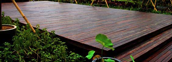 pemasangan decking kayu