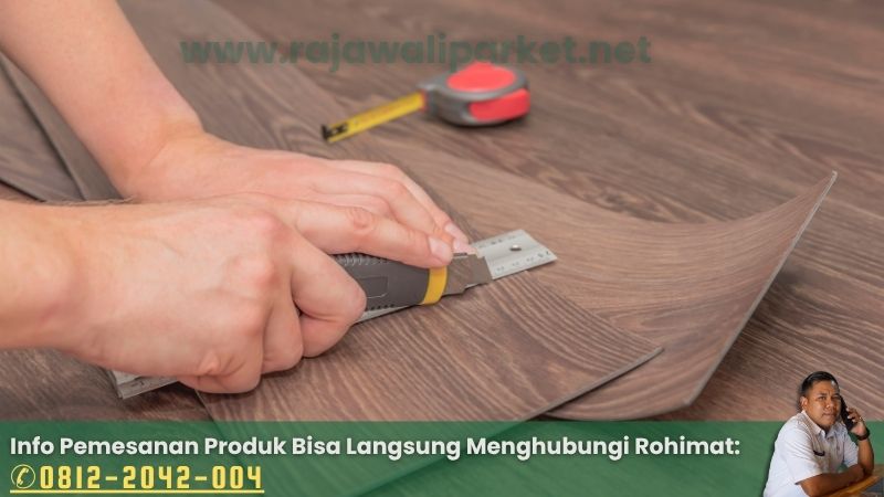Potong bagian lantai vinyl yang terlalu panjang