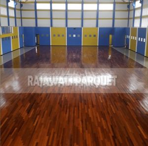 pemasangan lantai kayu Merbau lapangan universitas Bengkulu