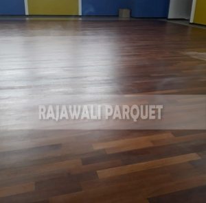 pemasangan lantai kayu Merbau lapangan universitas Bengkulu